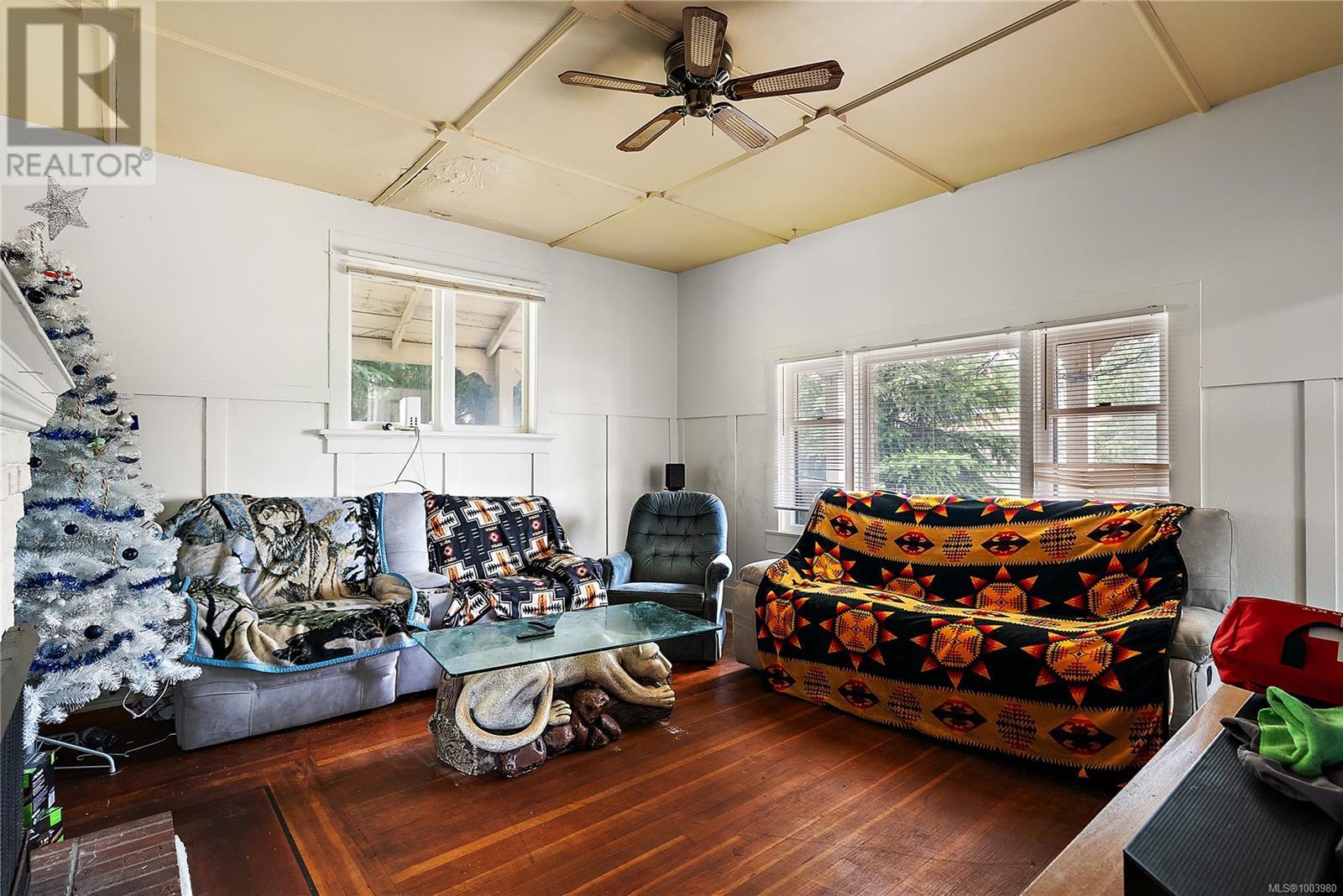 Property at 3749 Quadra St image 3