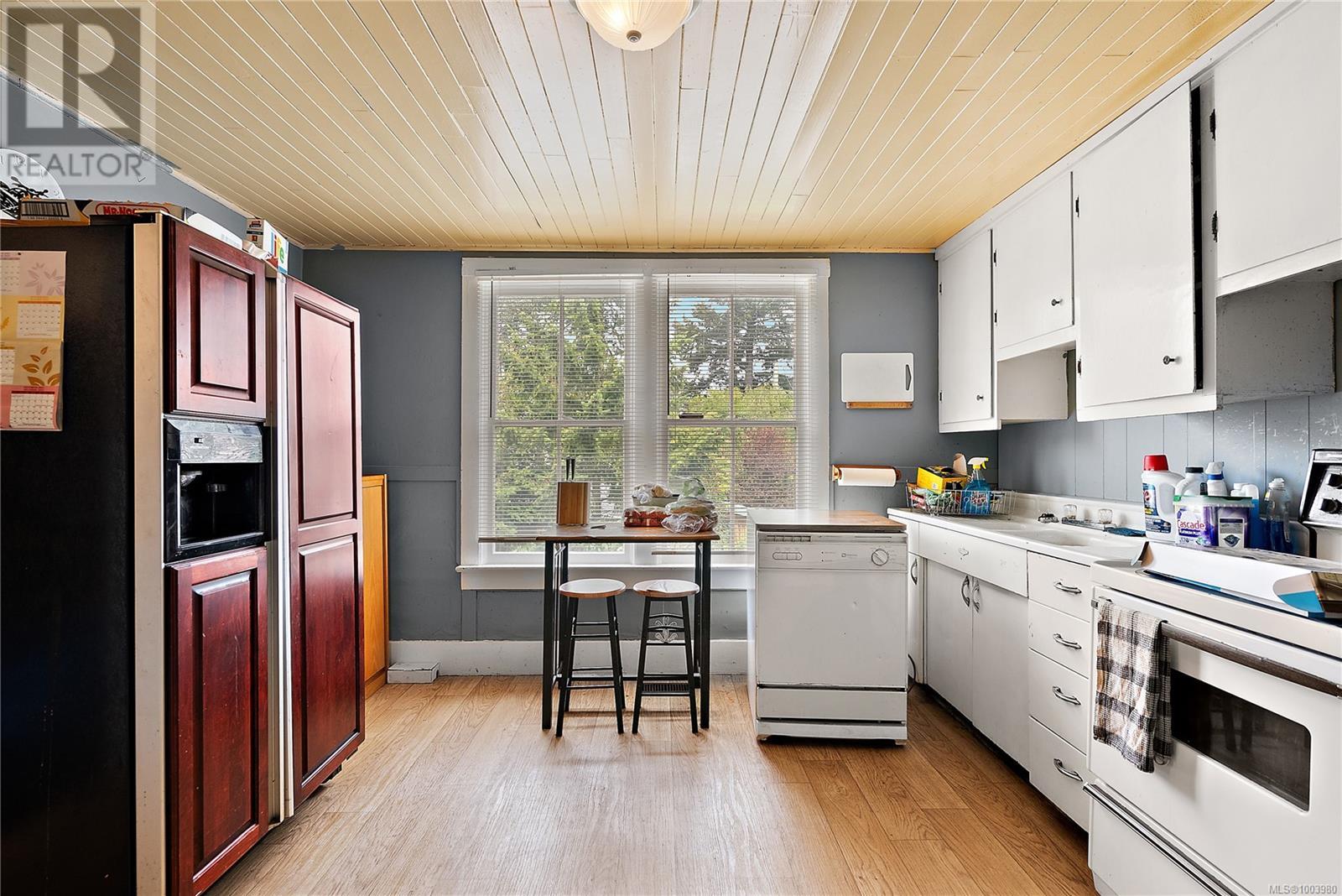 Property at 3749 Quadra St image 5