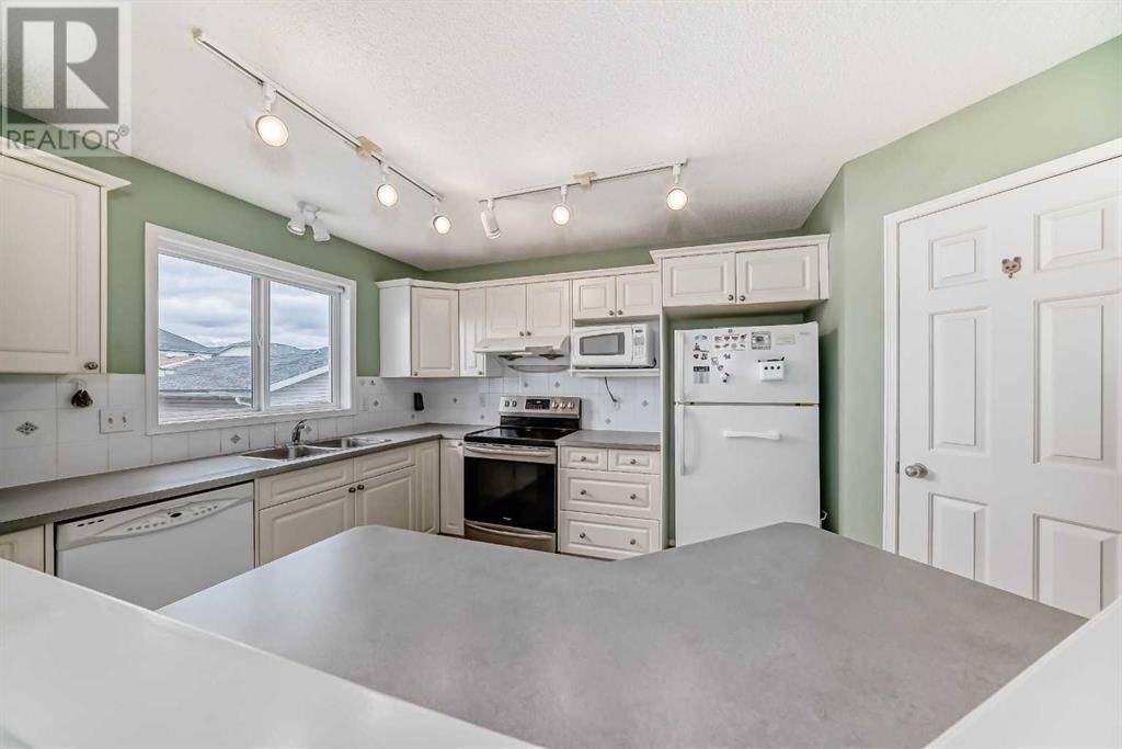 Property at 28 Country Hills Manor NW image 3