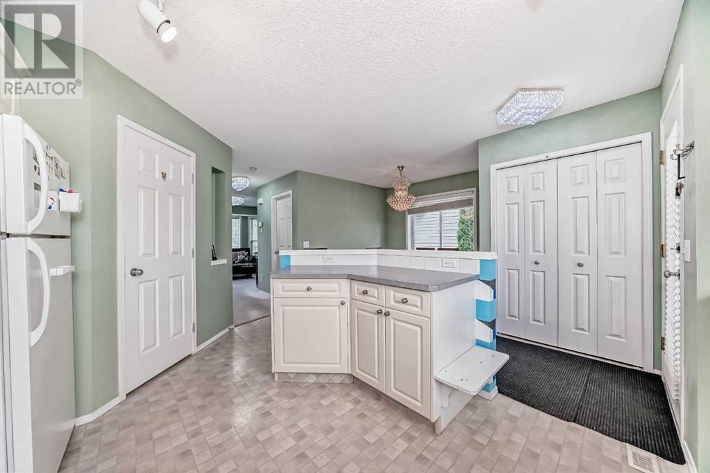 Property at 28 Country Hills Manor NW image 5