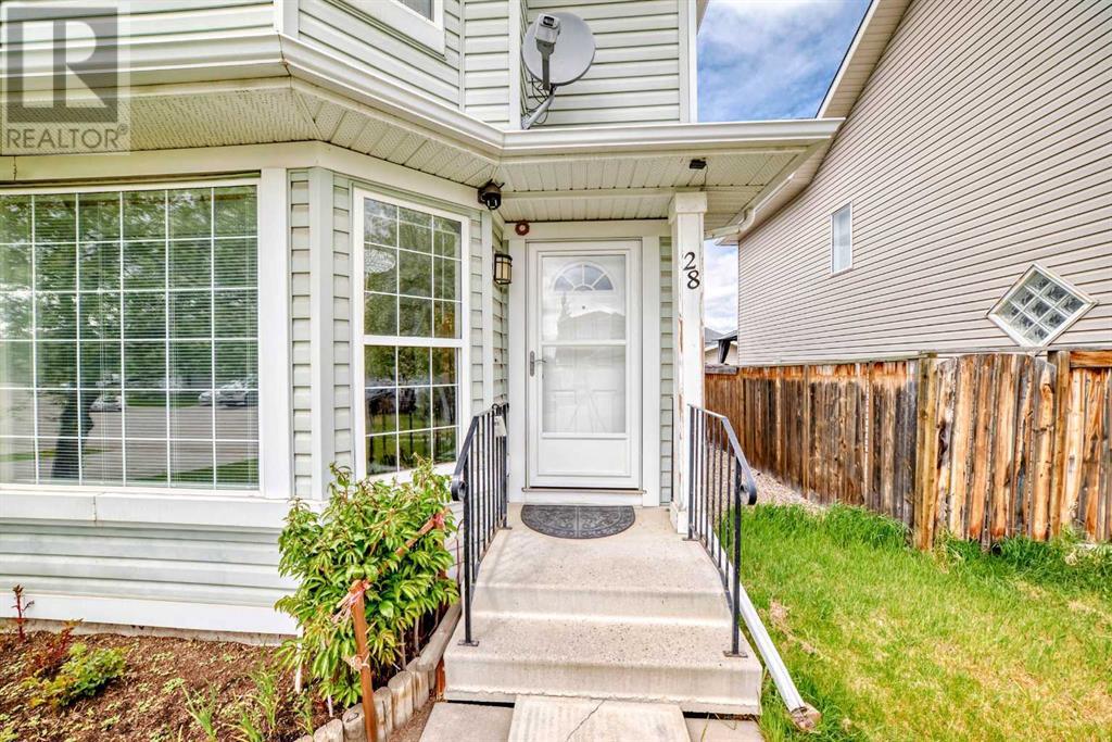 Property at 28 Country Hills Manor NW image 2