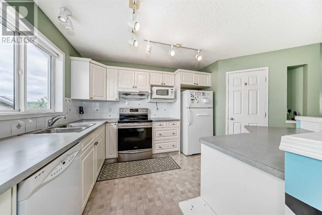 Property at 28 Country Hills Manor NW image 4