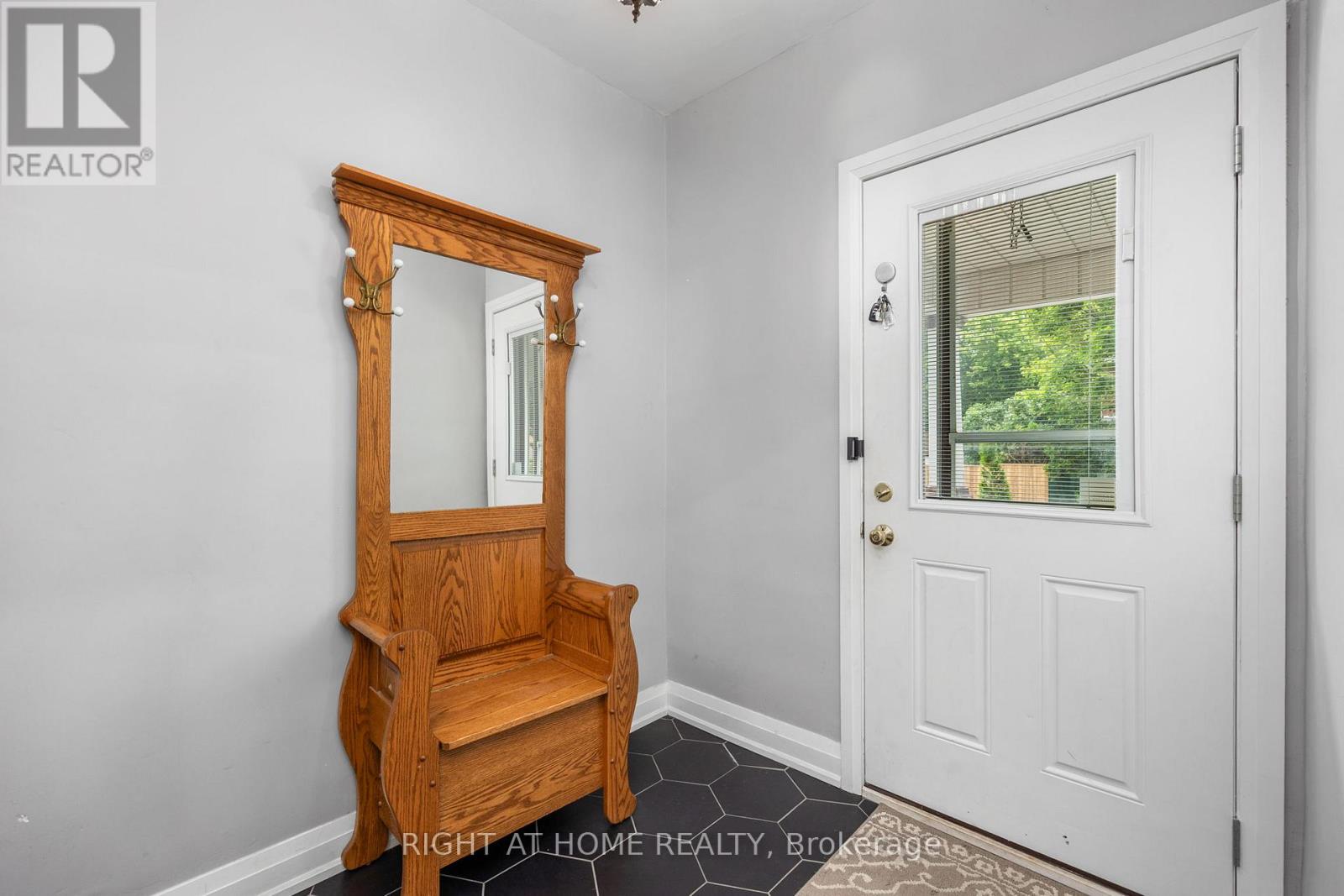 Property at 164 ELGIN STREET E image 4