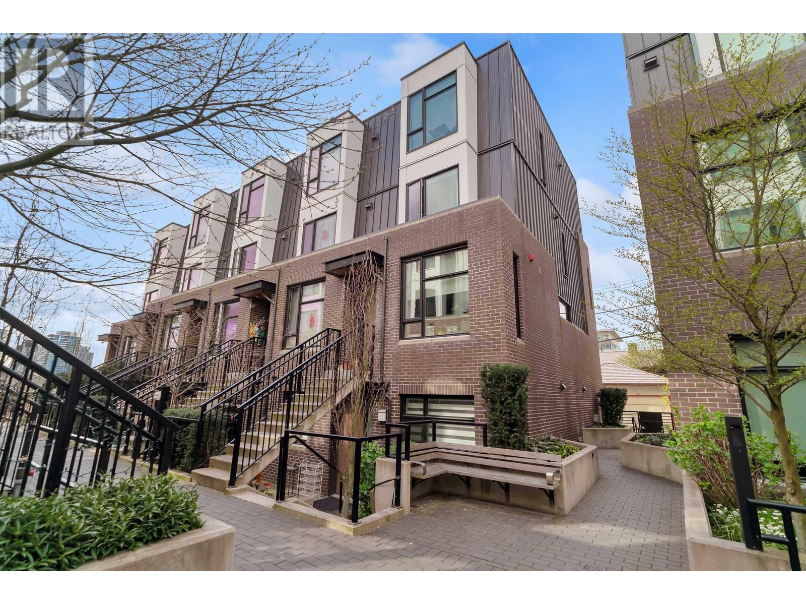 7619 YUKON STREET, vancouver, British Columbia V5X2Y4