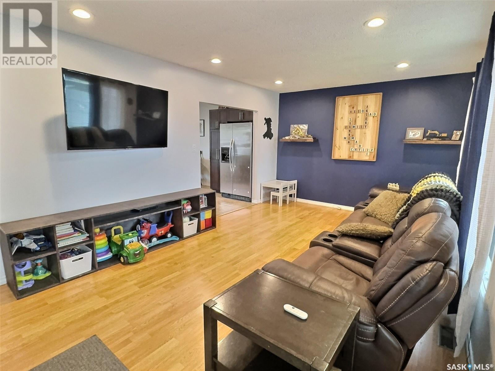 Property at 713 Albert STREET image 3