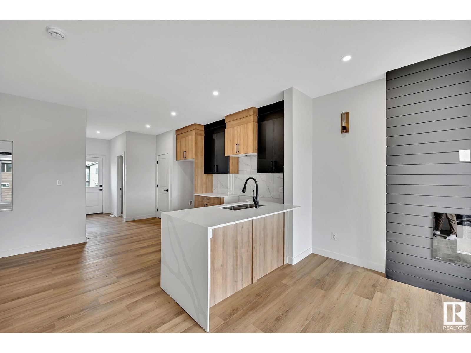 Property at 252 24 ST NW NW image 1