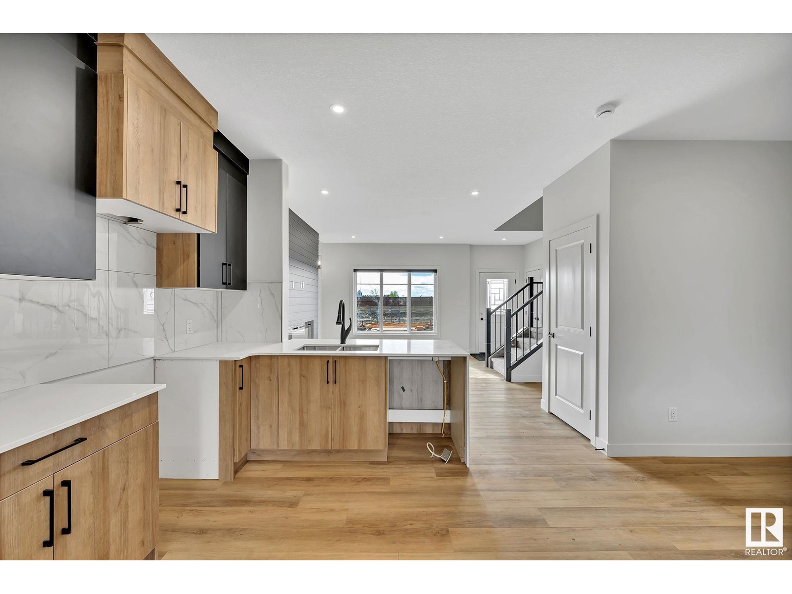 Property at 252 24 ST NW NW image 3