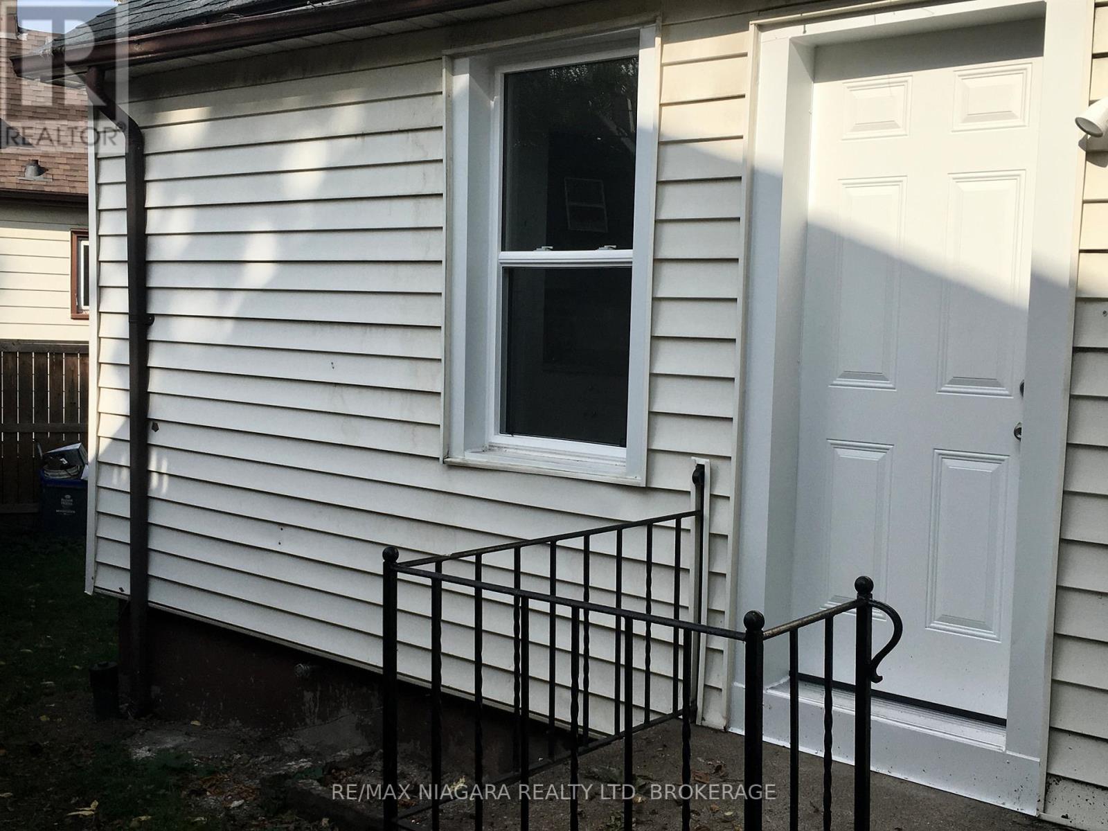 Rear Unit - 163 Welland Avenue, St. Catharines (Downtown), Ontario  L2R 2N9 - Photo 4 - X12245949