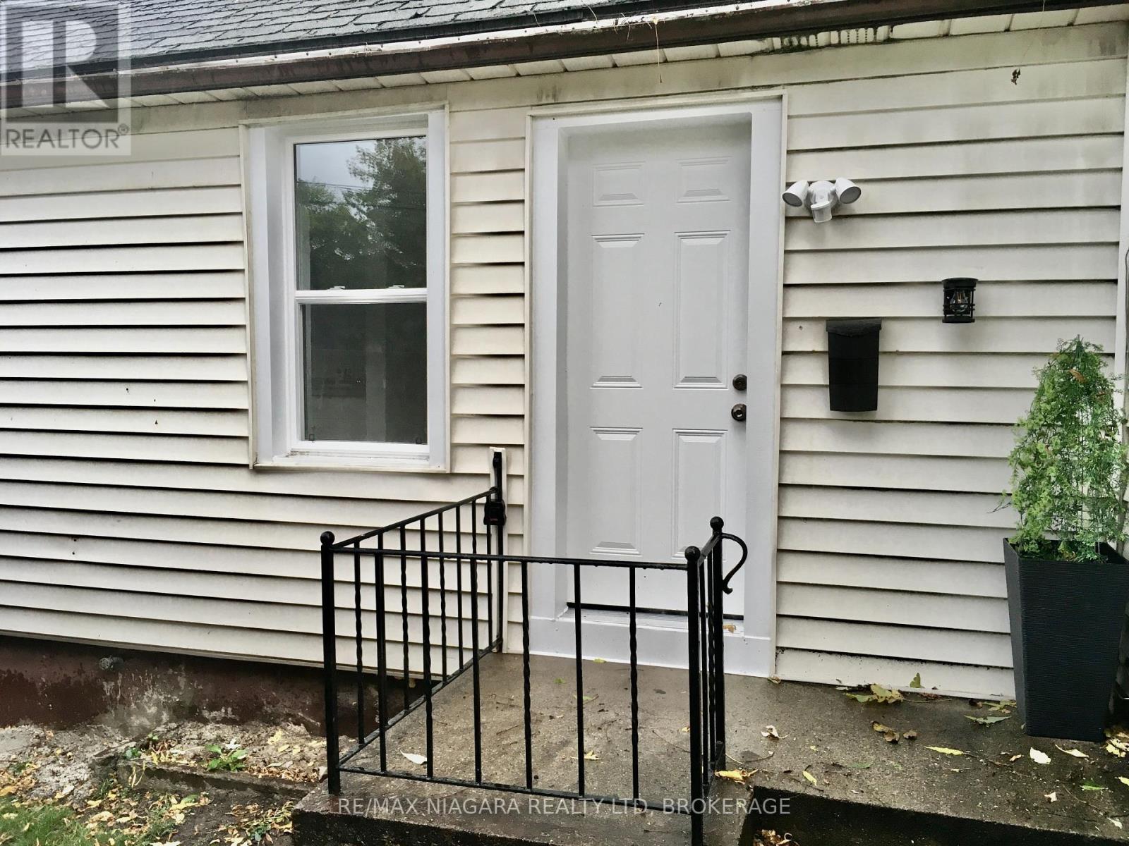 Rear Unit - 163 Welland Avenue, St. Catharines (Downtown), Ontario  L2R 2N9 - Photo 6 - X12245949