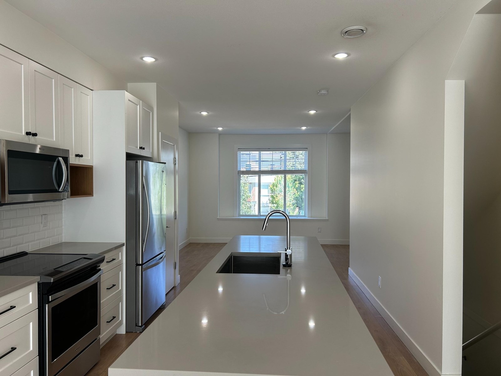Property at 37 27735 ROUNDHOUSE DRIVE image 2