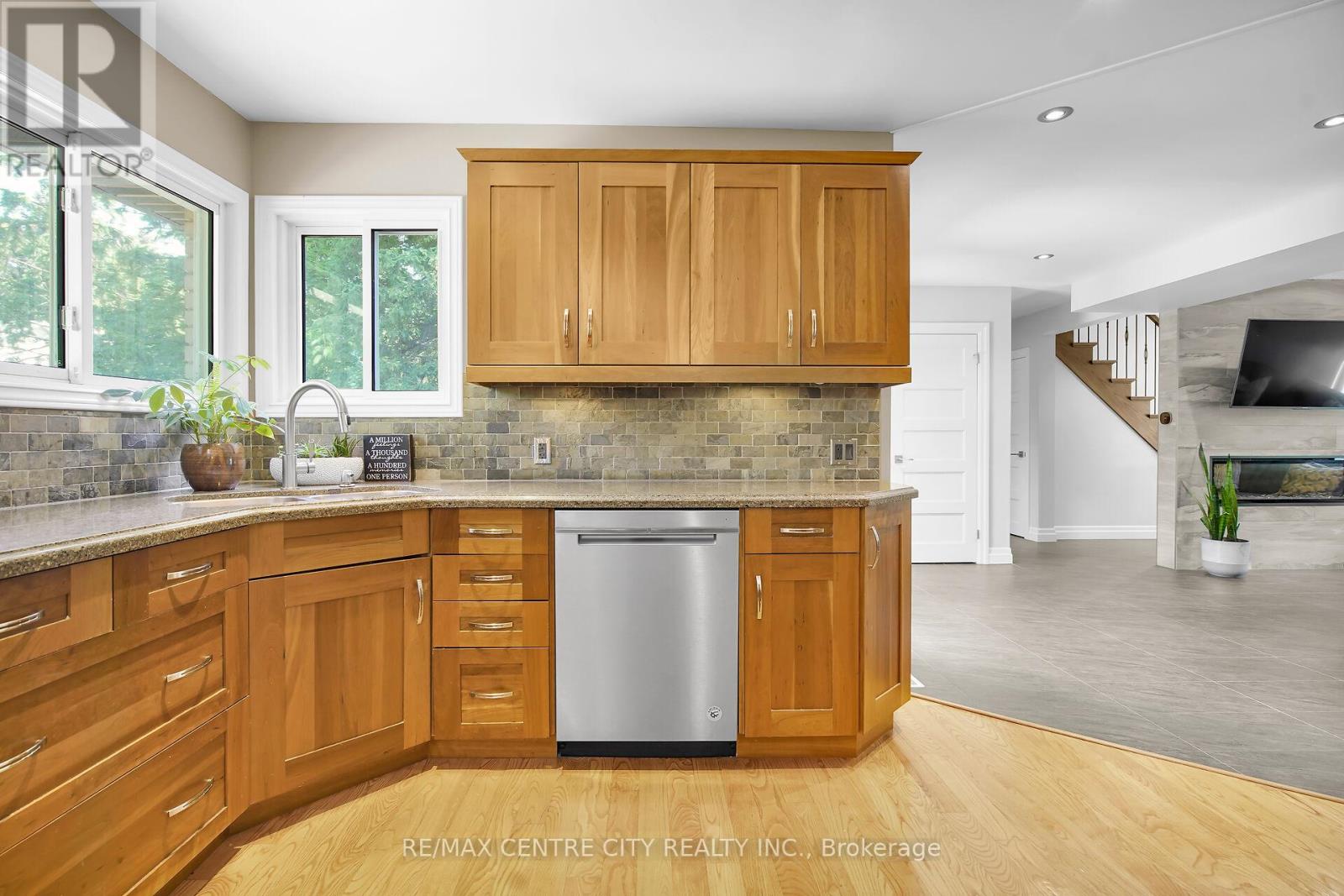 187 Wychwood Park, London North, Ontario  N6G 1S2 - Photo 19 - X12243669
