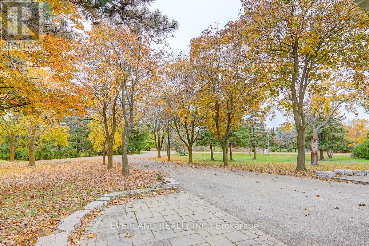 99 Burndean Court, Richmond Hill, Ontario  L4C 9W5 - Photo 7 - N12246100