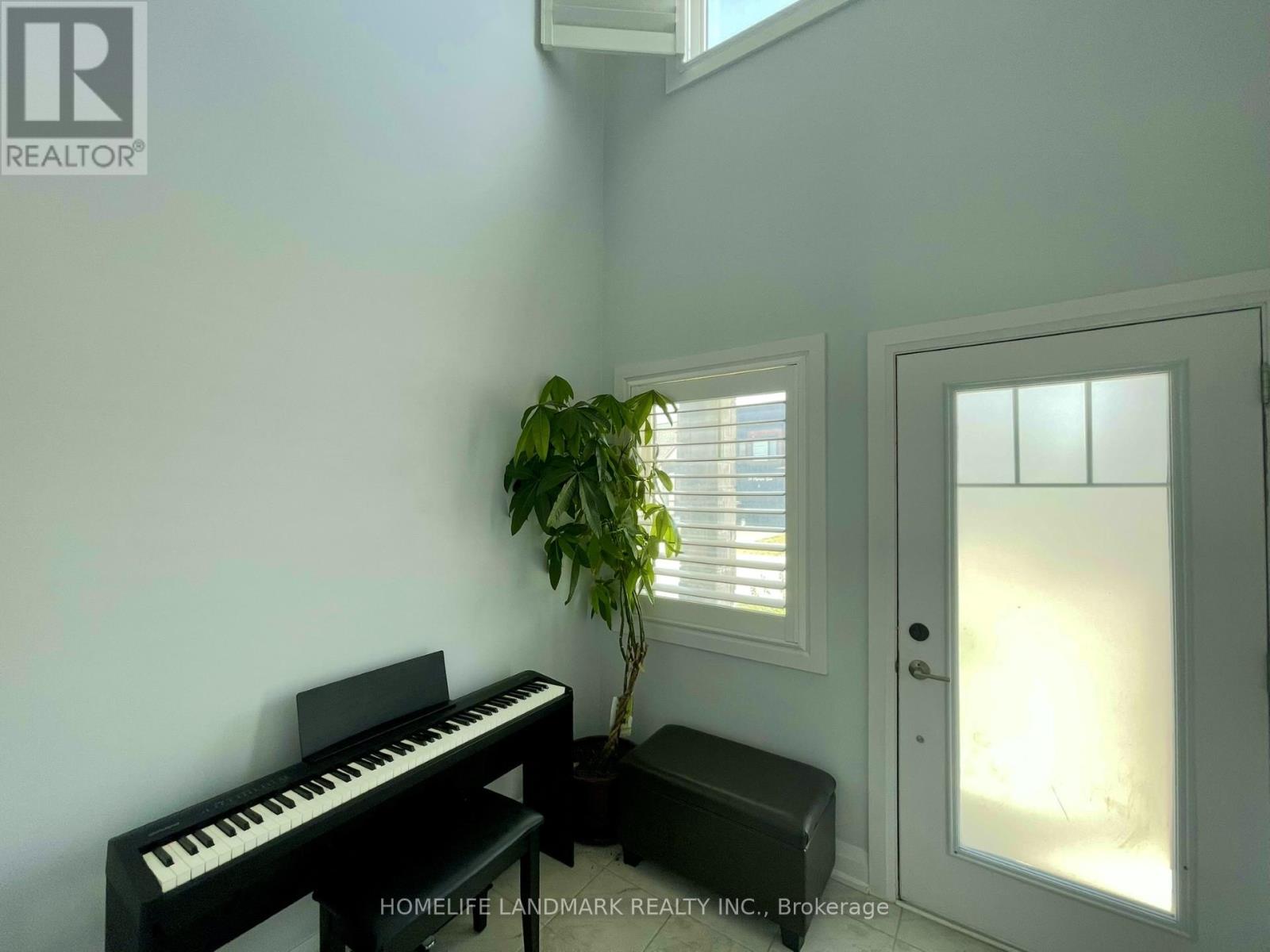 Upper Unit - 33 Olympic Gate, Barrie, Ontario  L9J 0H9 - Photo 2 - S12246099
