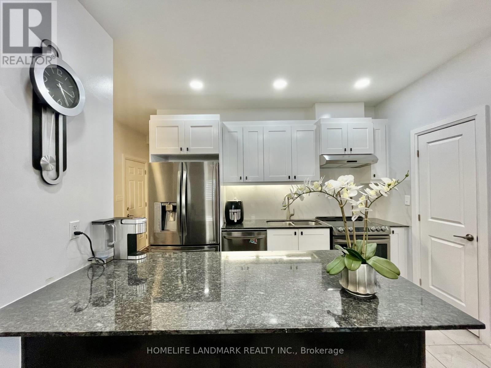 Upper Unit - 33 Olympic Gate, Barrie, Ontario  L9J 0H9 - Photo 5 - S12246099