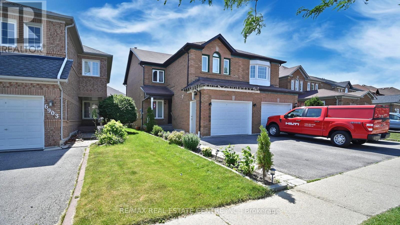 Property at 6899 BANSBRIDGE CRESCENT image 1