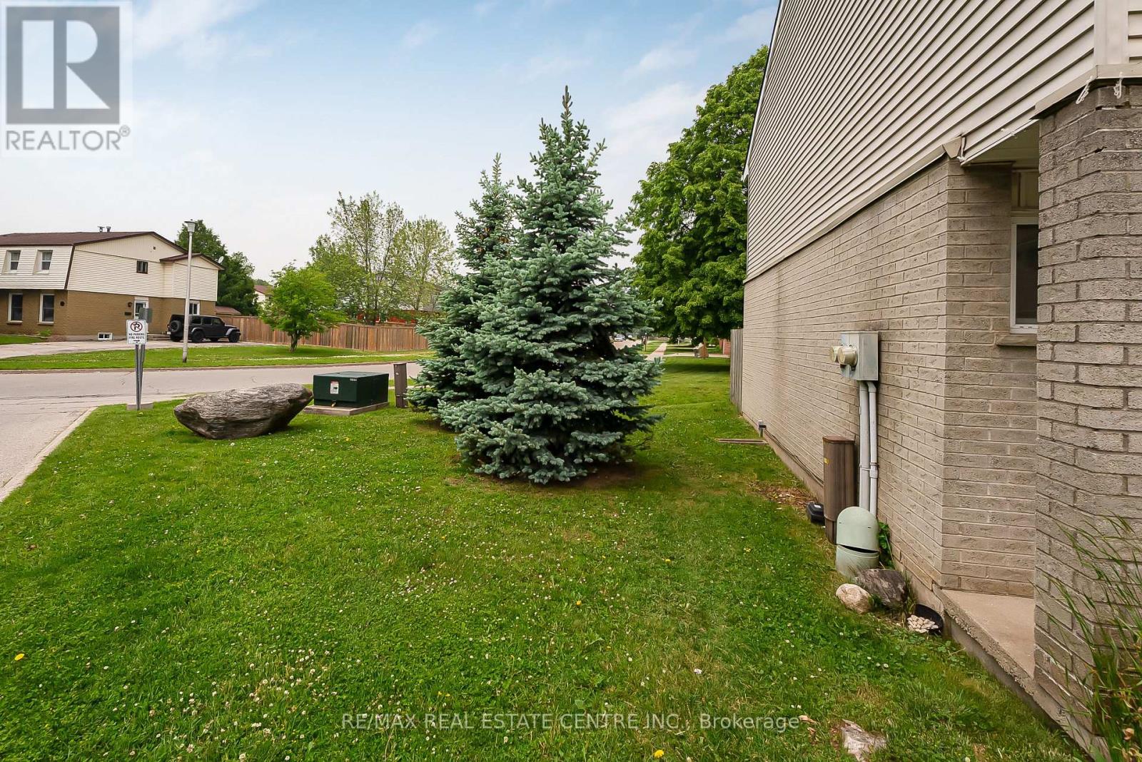 Property at 1 - 125 SEKURA CRESCENT image 3