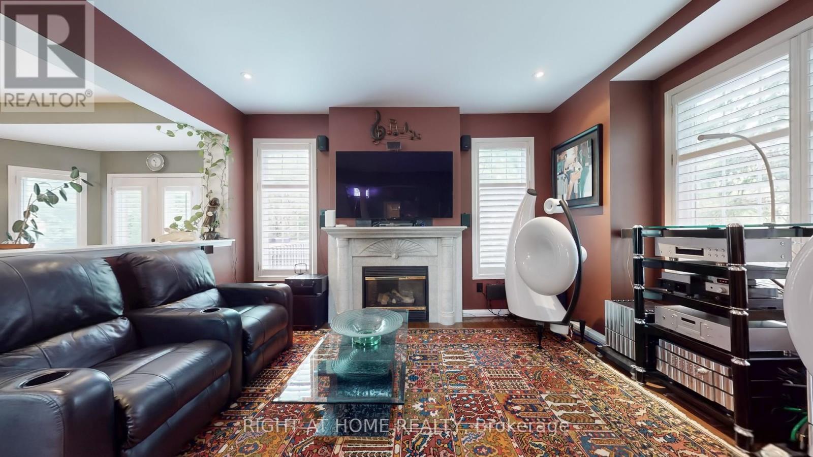 Property at 18 - 100 ELGIN MILLS ROAD W image 3