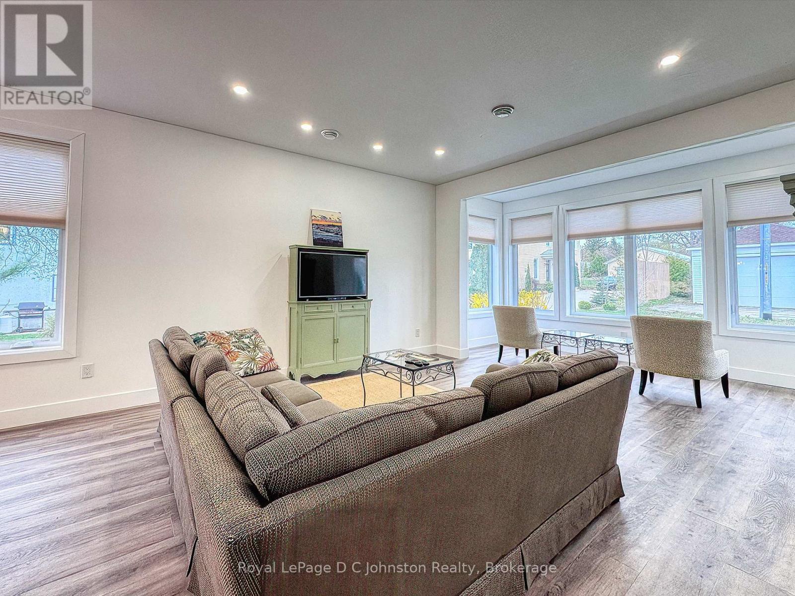 60 Water Street, Saugeen Shores, Ontario  N0H 2L0 - Photo 12 - X12246215