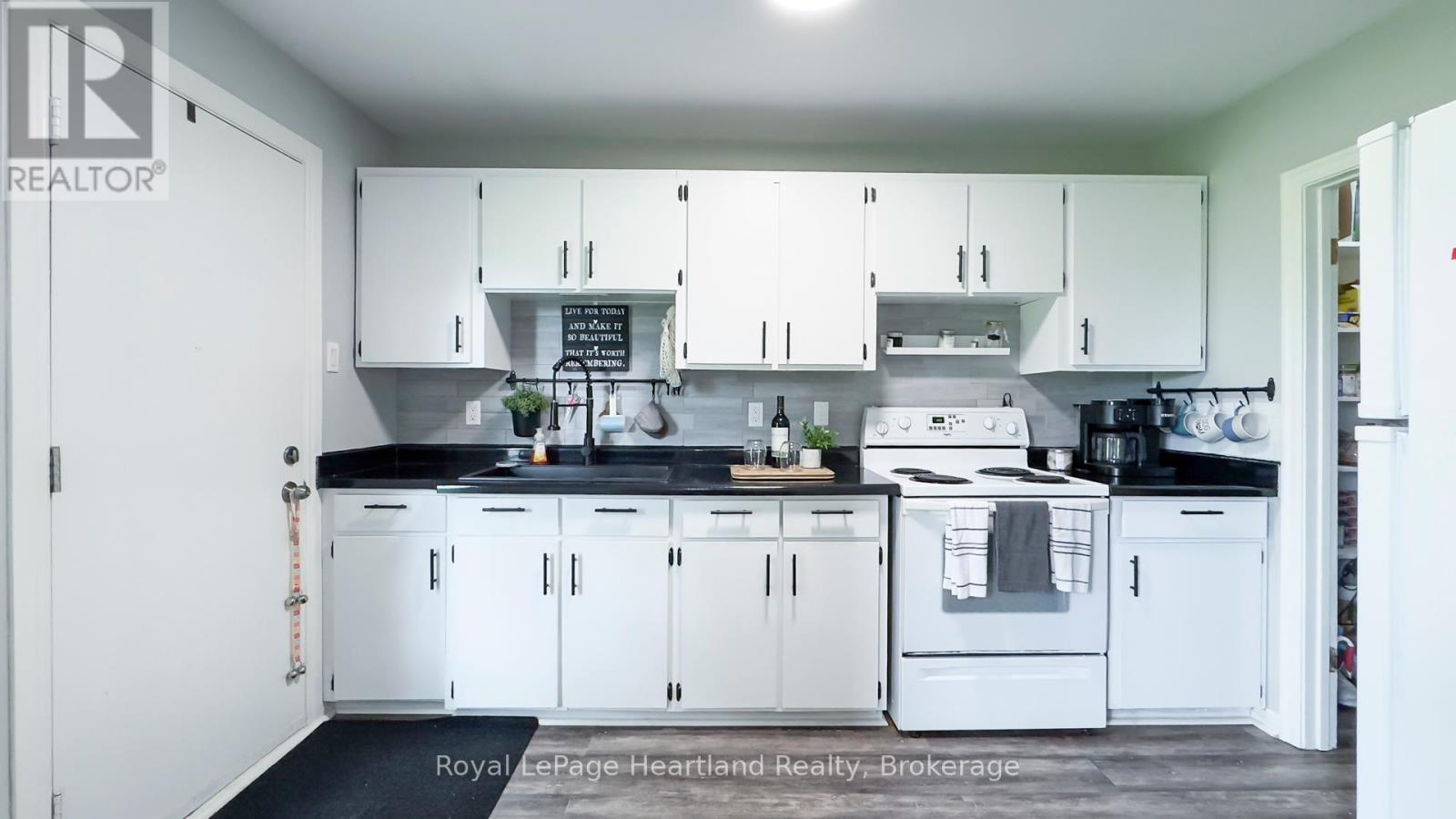 23 - 23 St Charles Square, Huron East, Ontario  N0M 1L0 - Photo 15 - X12246225