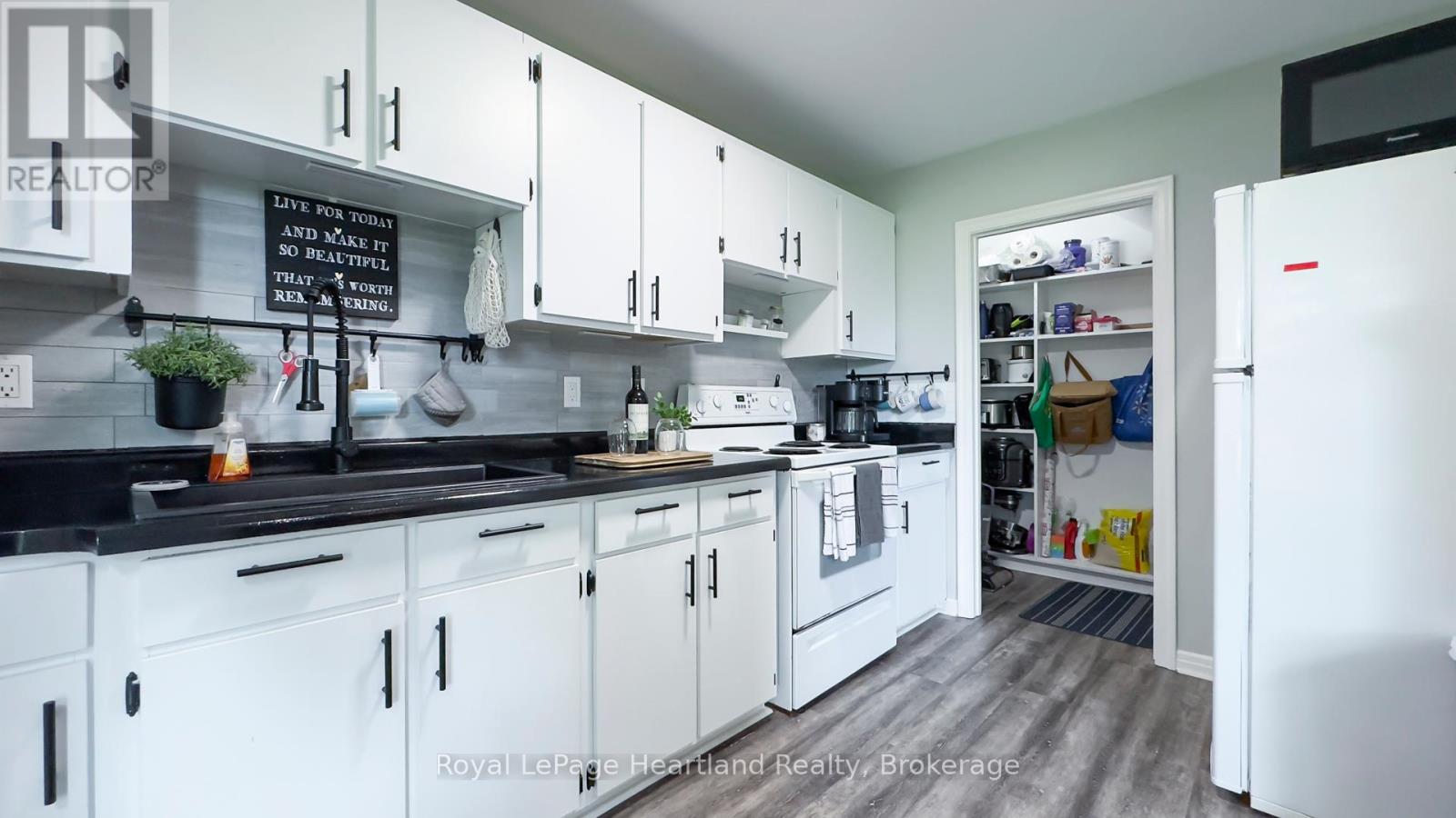 23 - 23 St Charles Square, Huron East, Ontario  N0M 1L0 - Photo 16 - X12246225