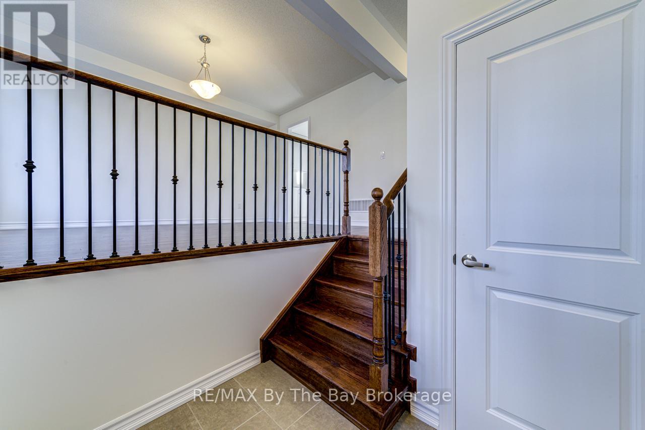 162 Mapleside Drive, Wasaga Beach, Ontario  L9Z 0L4 - Photo 4 - S12246276