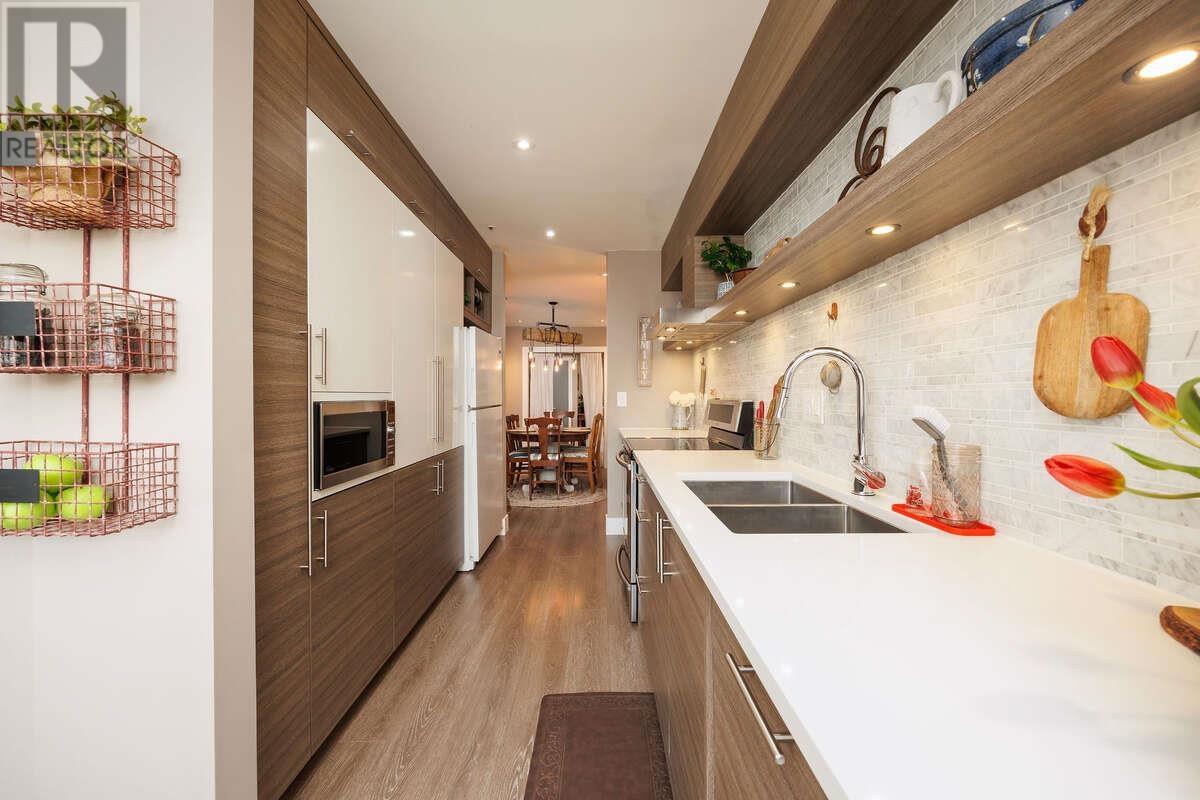 Listing Picture 3 of 36 : 202 2250 SE MARINE DRIVE, Vancouver / 溫哥華 - 魯藝地產 Yvonne Lu Group - MLS Medallion Club Member