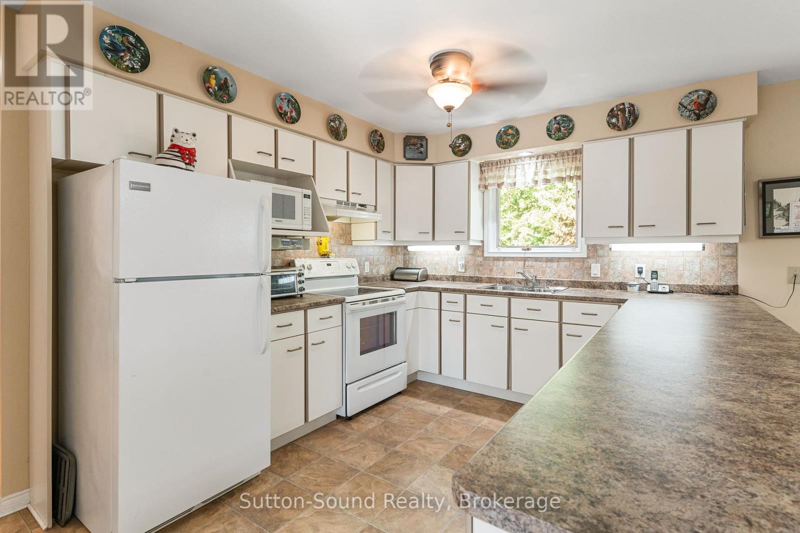 168 Balmy Beach Road, Georgian Bluffs, Ontario  N4K 5N4 - Photo 7 - X12246418