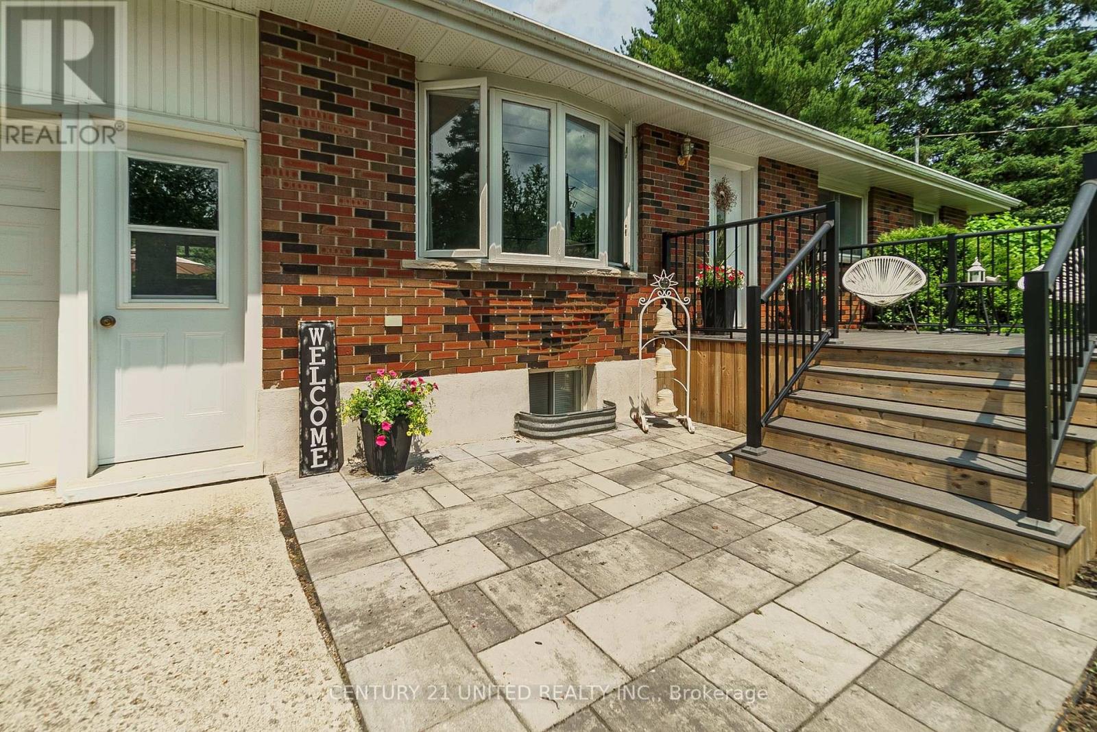 Property at 696 SKYLINE ROAD image 3