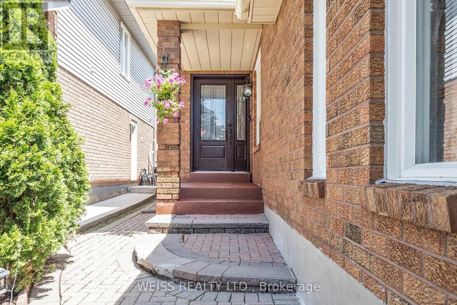 69 Wooliston Crescent, Brampton, Ontario  L6Y 4J4 - Photo 6 - W12246440