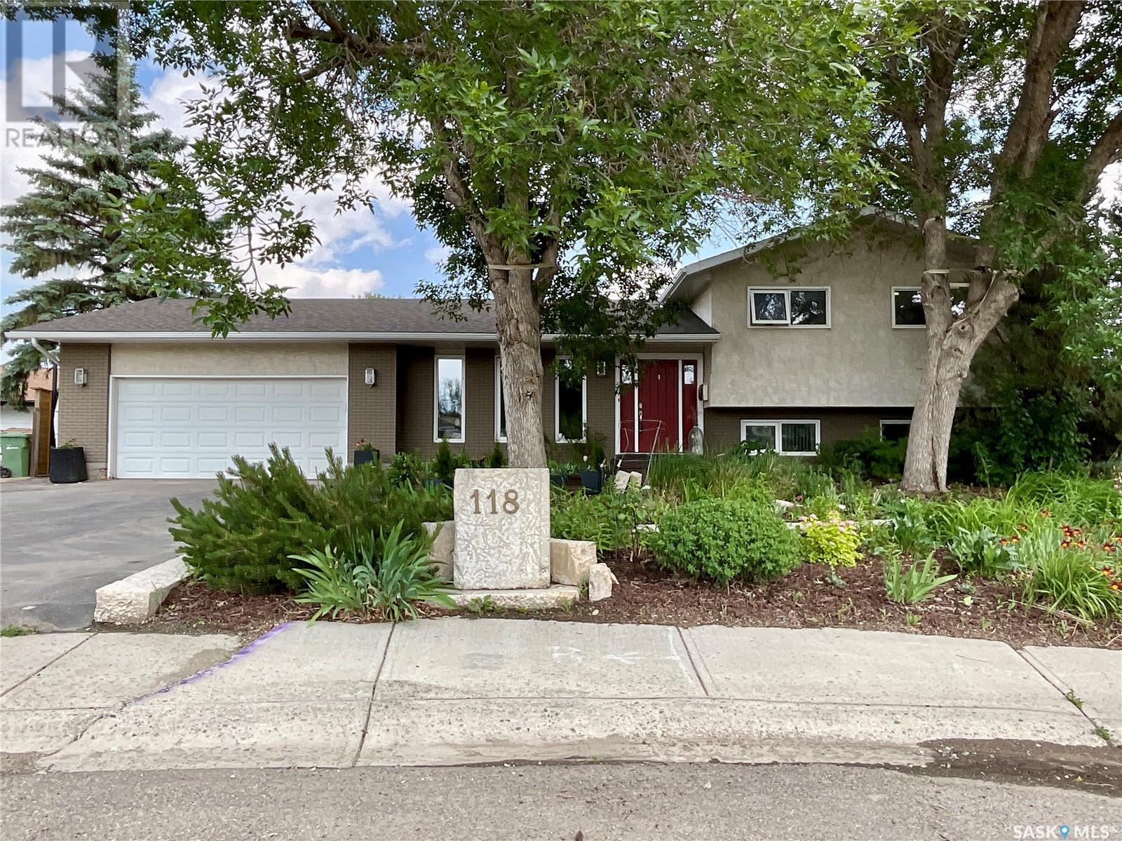 118 Hawkes BAY, regina, Saskatchewan