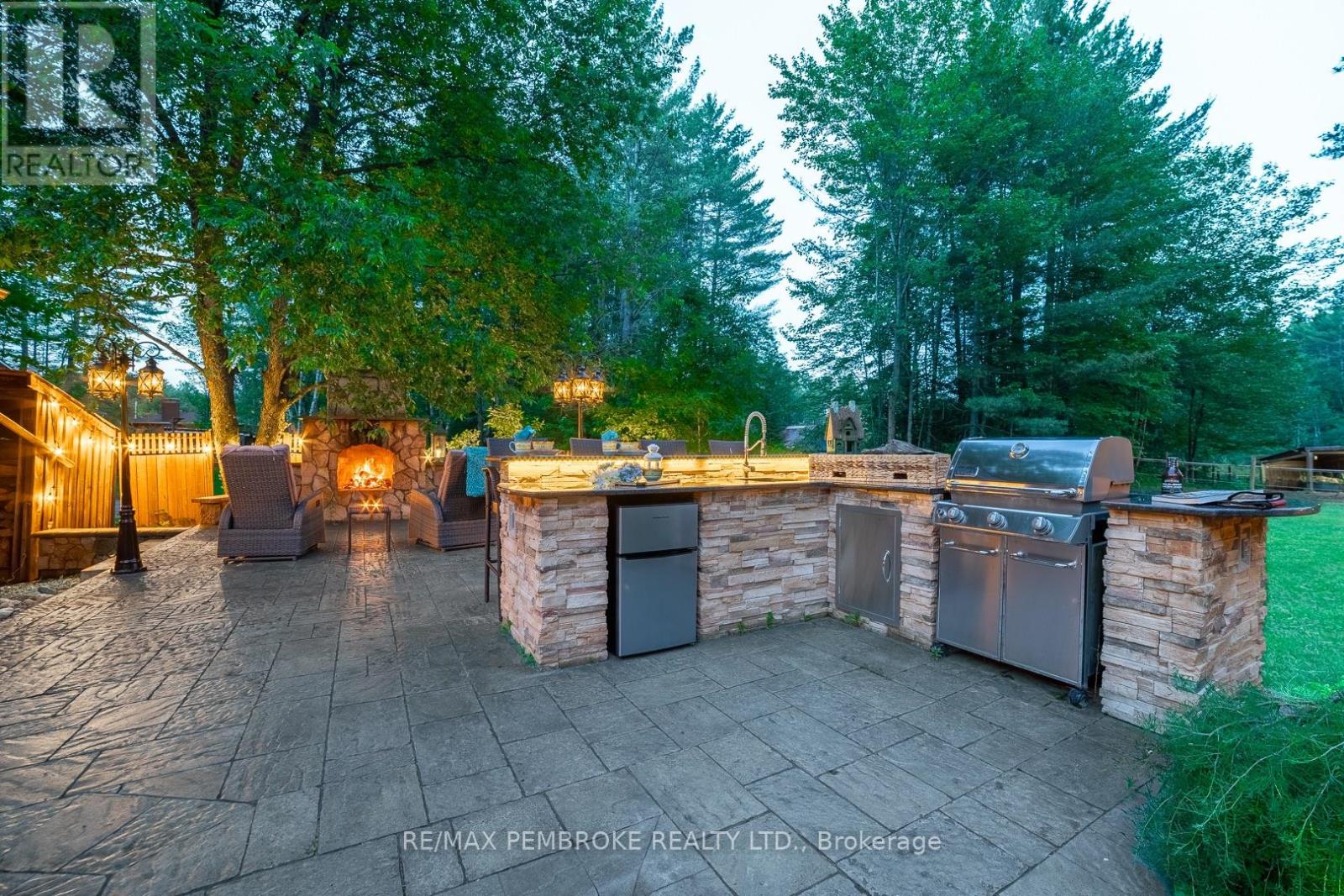 559 Black Bay Road, Petawawa, Ontario  K8H 2W8 - Photo 42 - X12238818