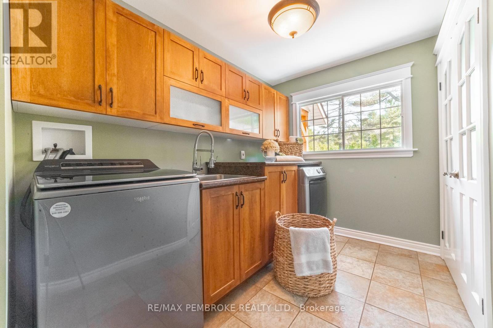 559 Black Bay Road, Petawawa, Ontario  K8H 2W8 - Photo 4 - X12238818