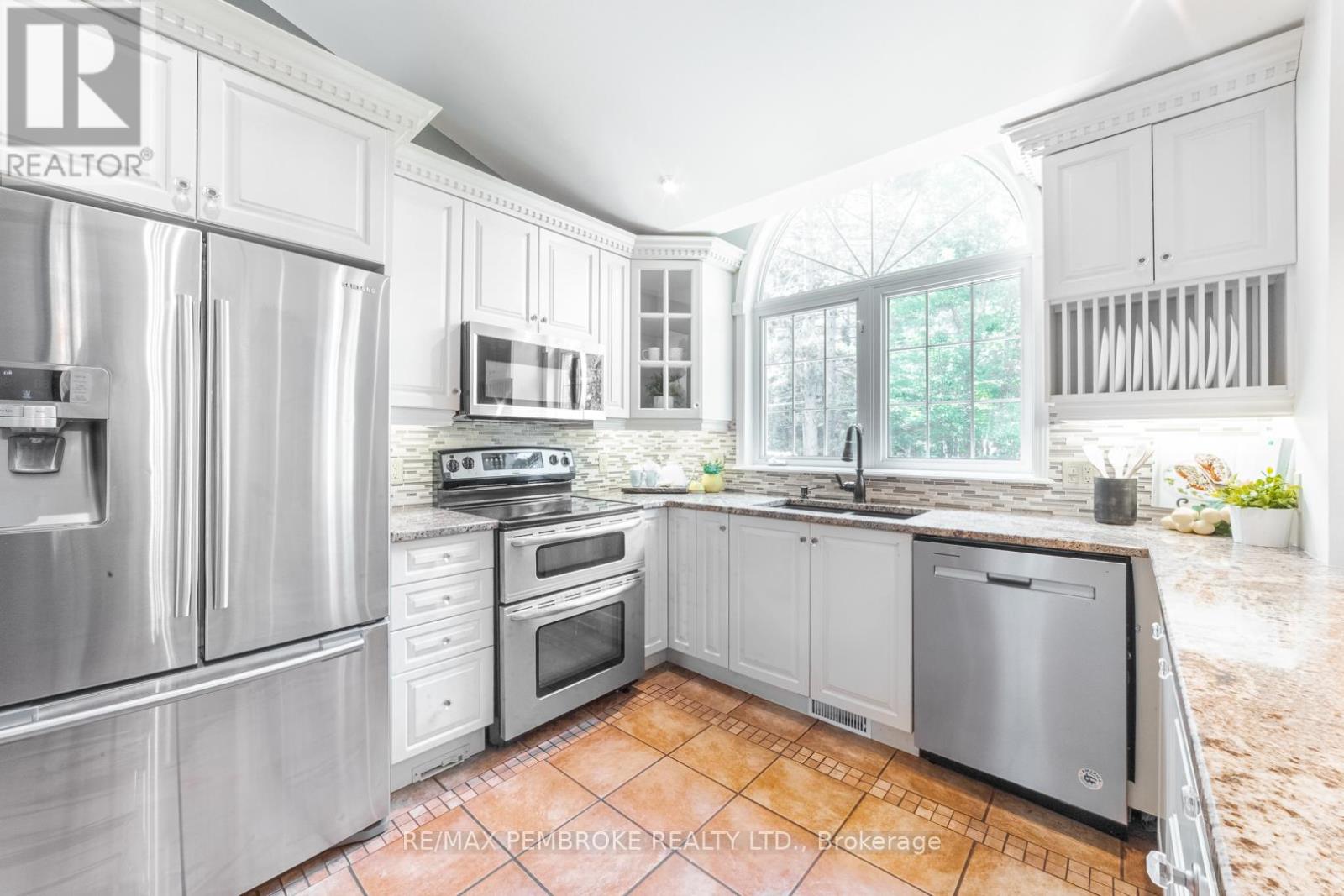 559 Black Bay Road, Petawawa, Ontario  K8H 2W8 - Photo 7 - X12238818
