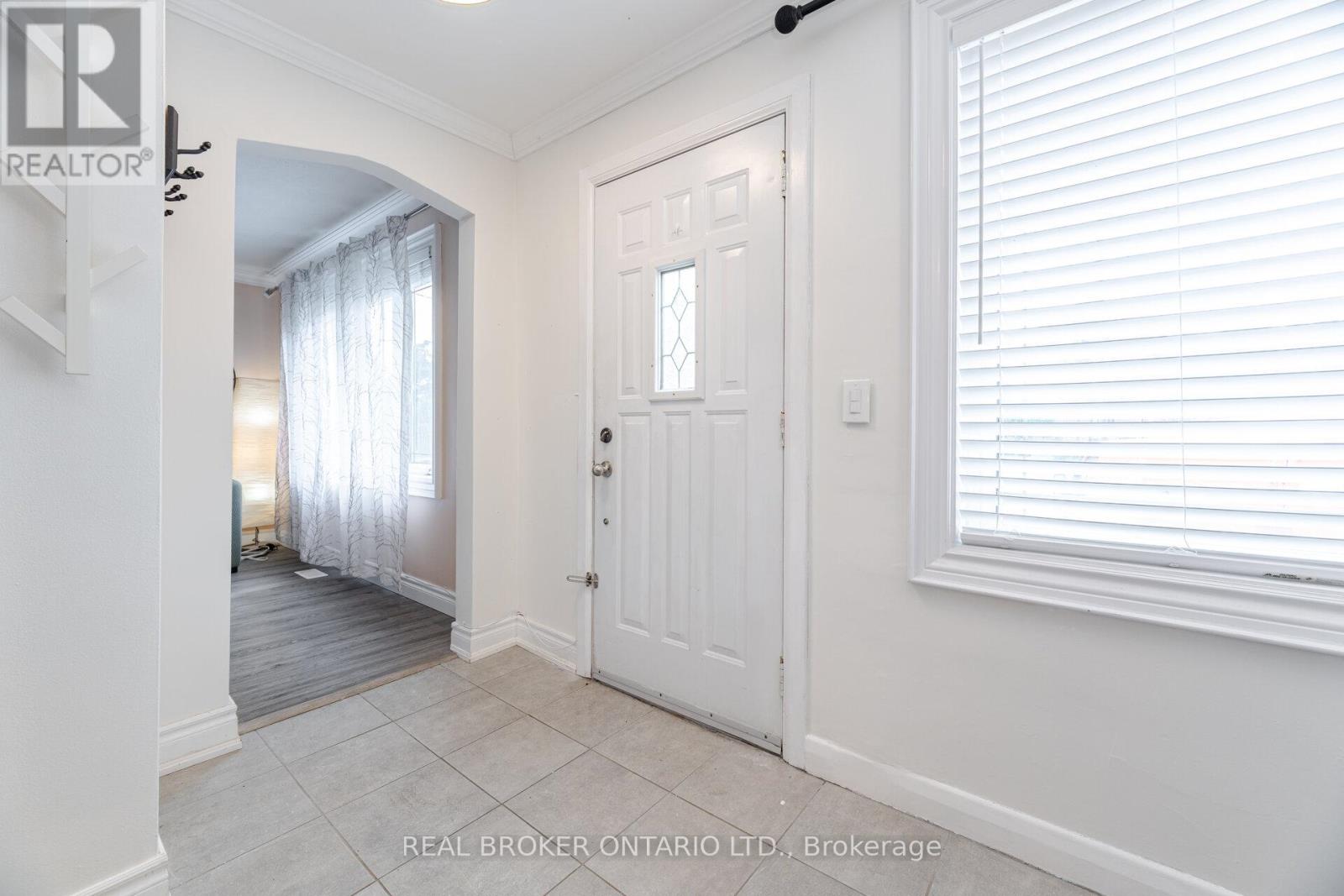 Property at 18 ADANAC DRIVE image 4