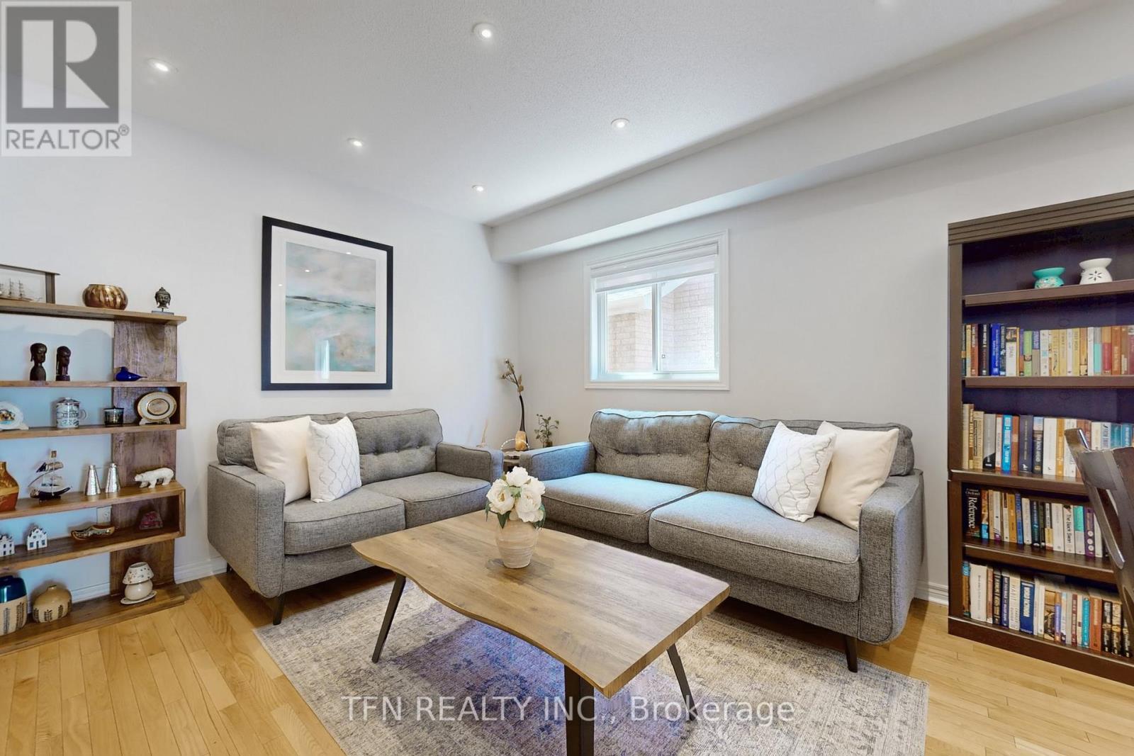 Property at 851 CLEMENS CRESCENT image 4