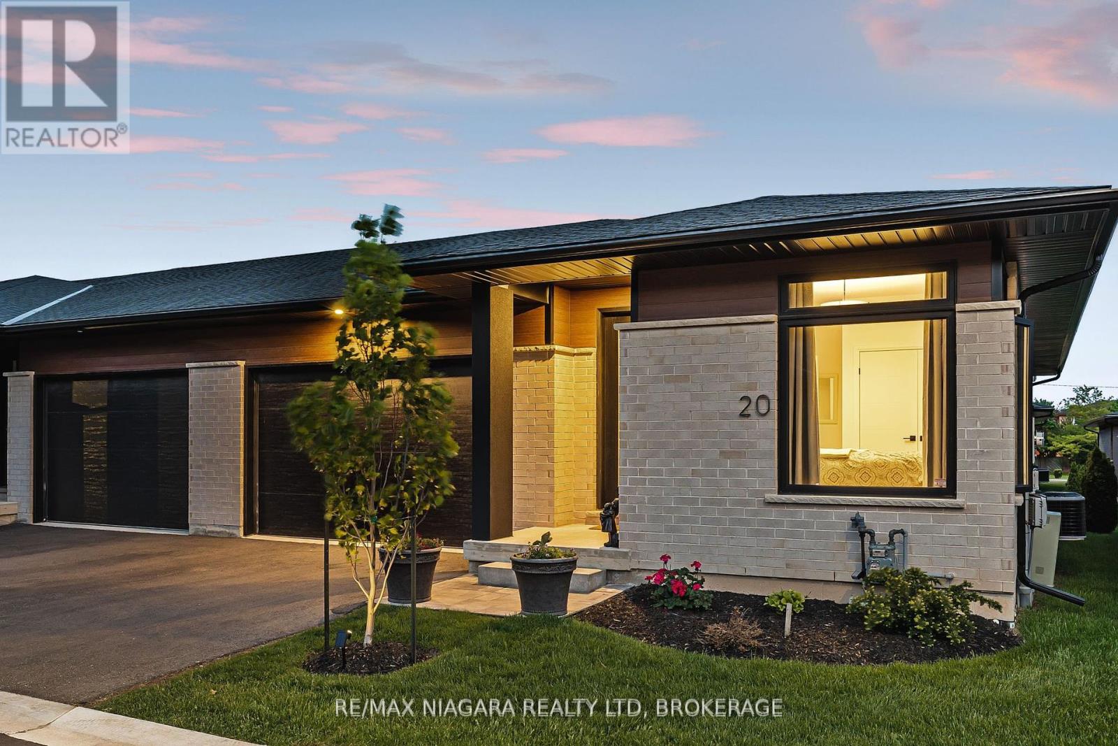 Property at 20 - 300 RICHMOND STREET image 2