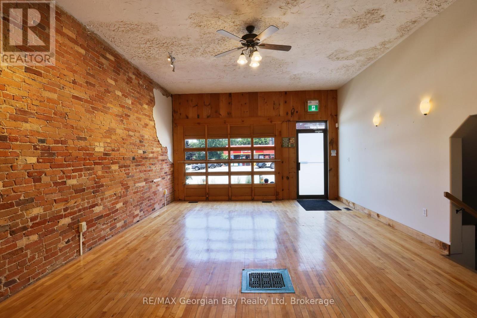 98 Main Street, Penetanguishene, Ontario  L9M 1T5 - Photo 2 - S12247082