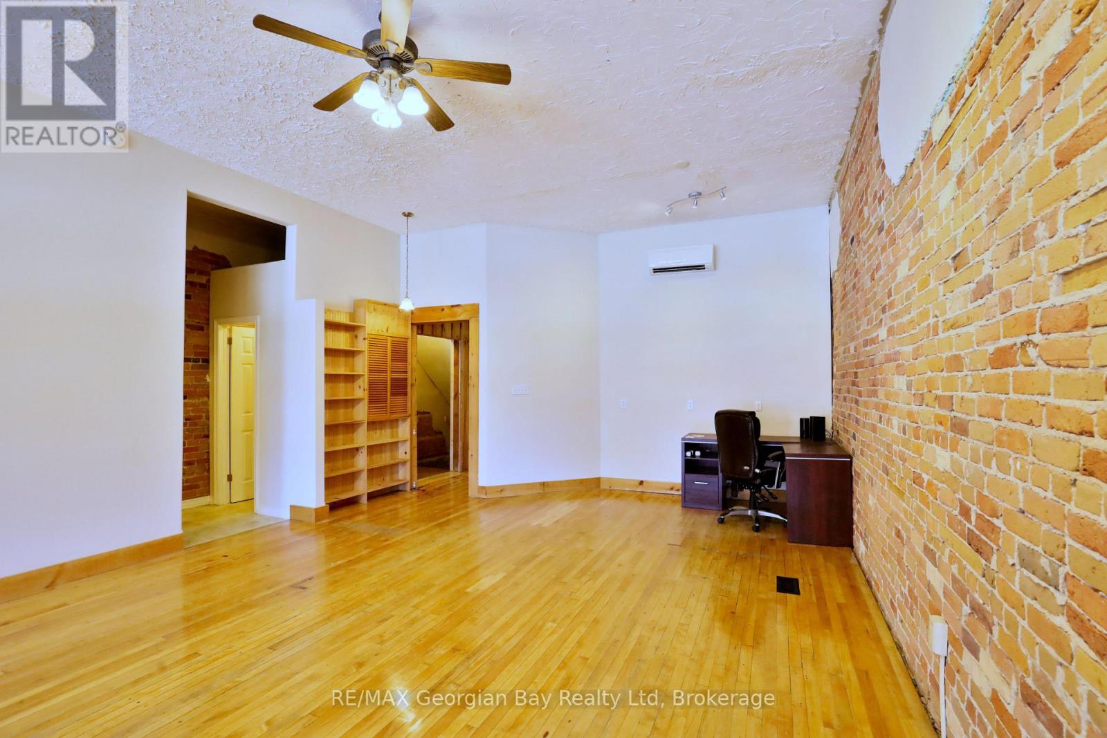 98 Main Street, Penetanguishene, Ontario  L9M 1T5 - Photo 4 - S12247082