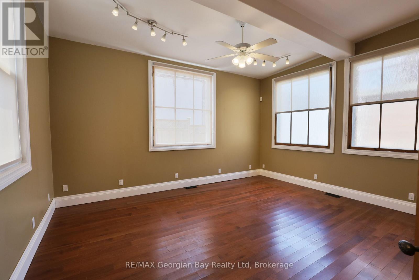 98 Main Street, Penetanguishene, Ontario  L9M 1T5 - Photo 9 - S12247082