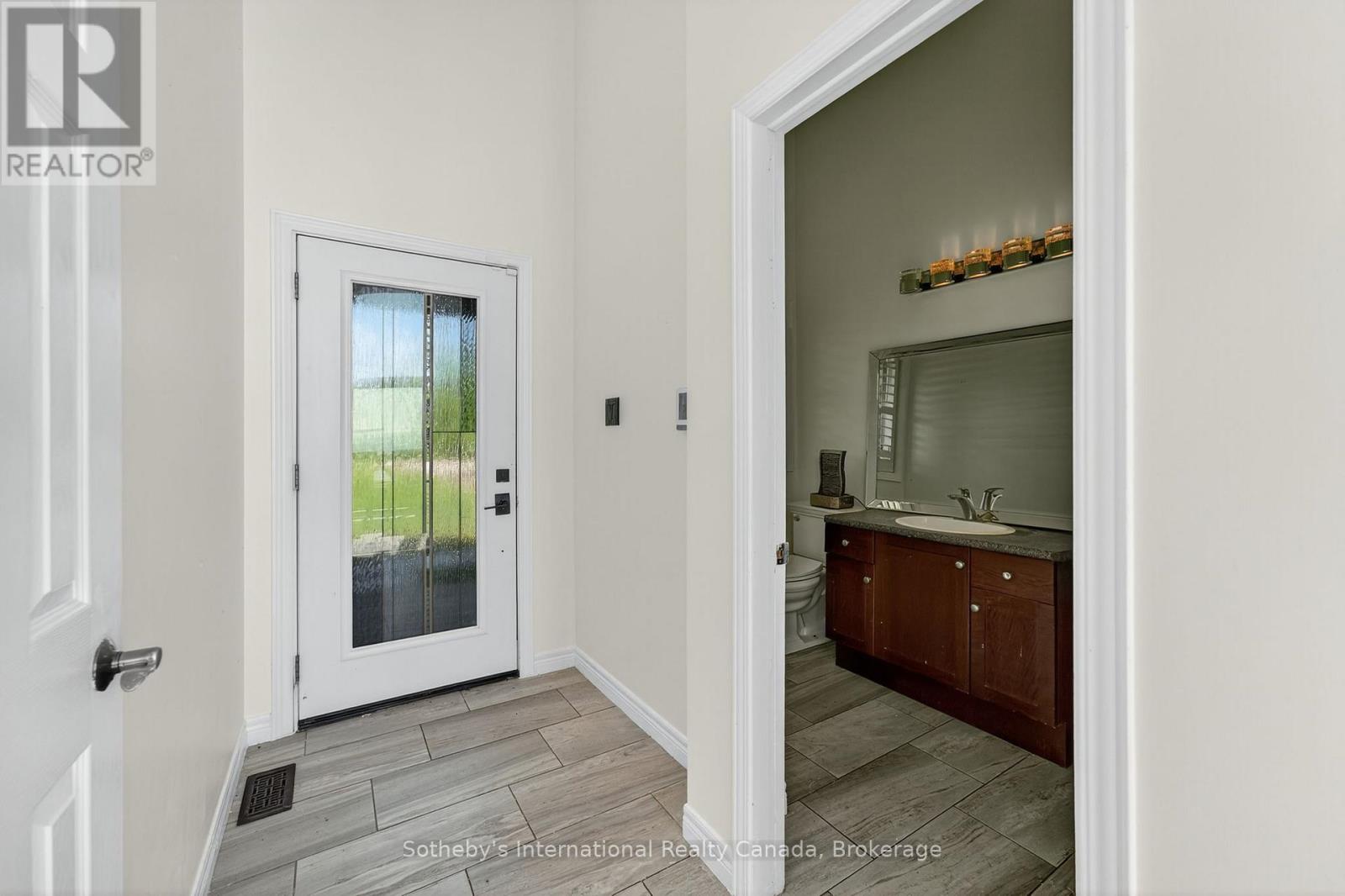 211 Moon Point Drive, Oro-Medonte, Ontario  L3V 6H1 - Photo 6 - S12247176