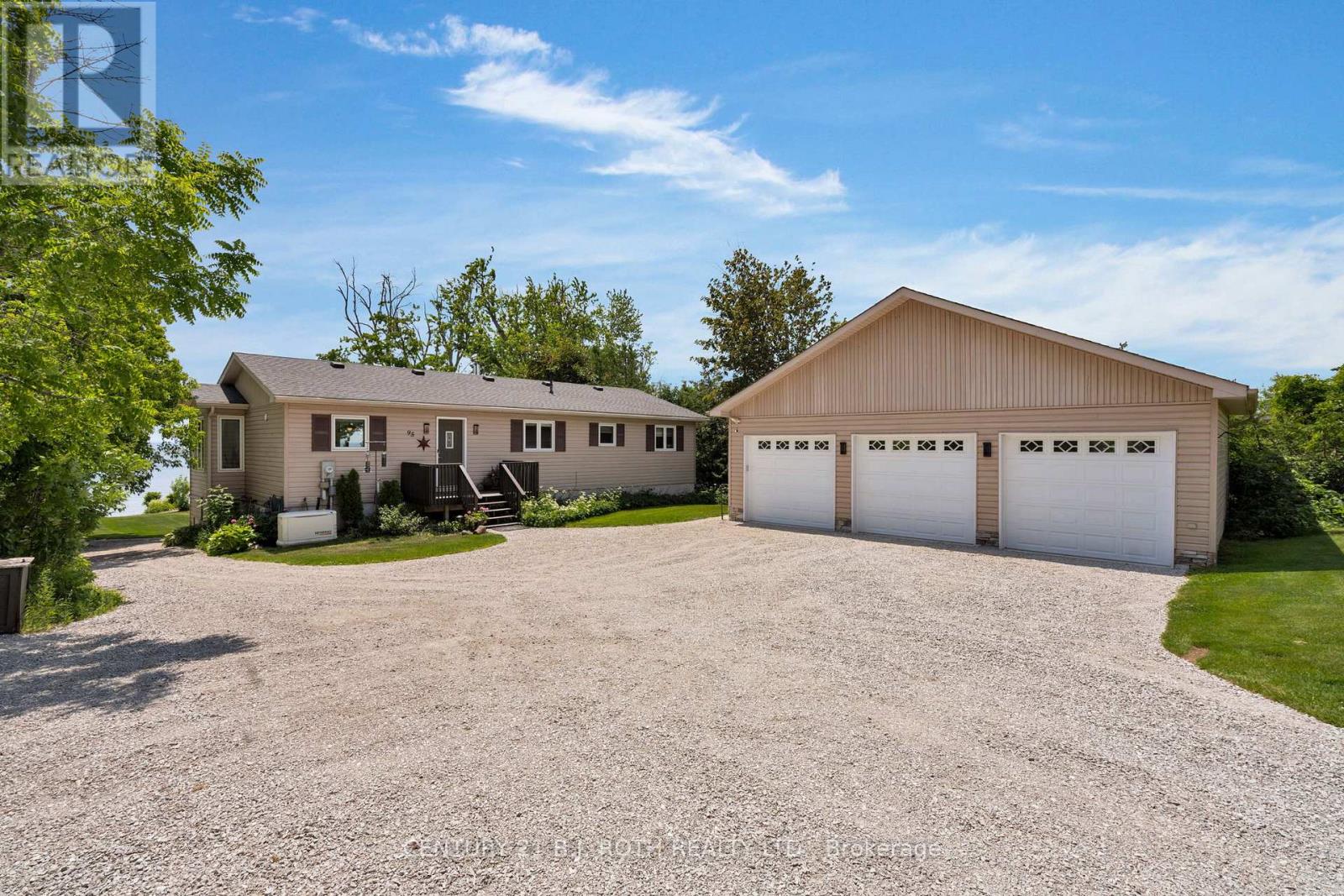 95 Lakeshore Road E, Oro-Medonte, Ontario  L0L 2E0 - Photo 2 - S12246991