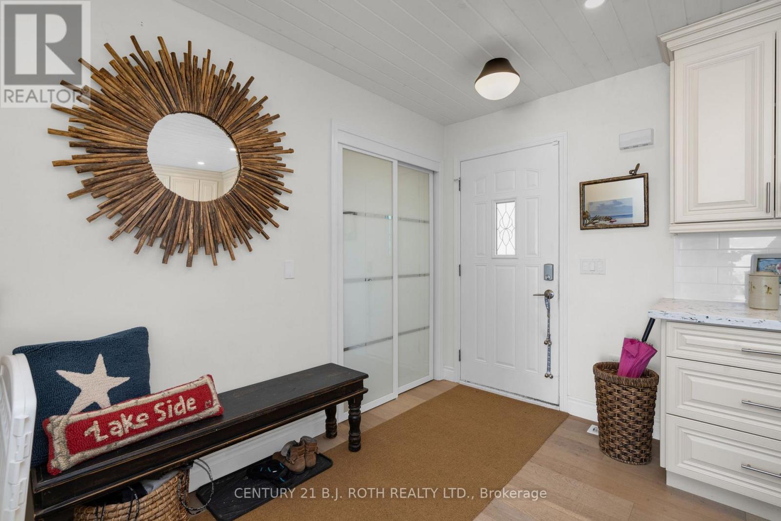 95 Lakeshore Road E, Oro-Medonte, Ontario  L0L 2E0 - Photo 4 - S12246991