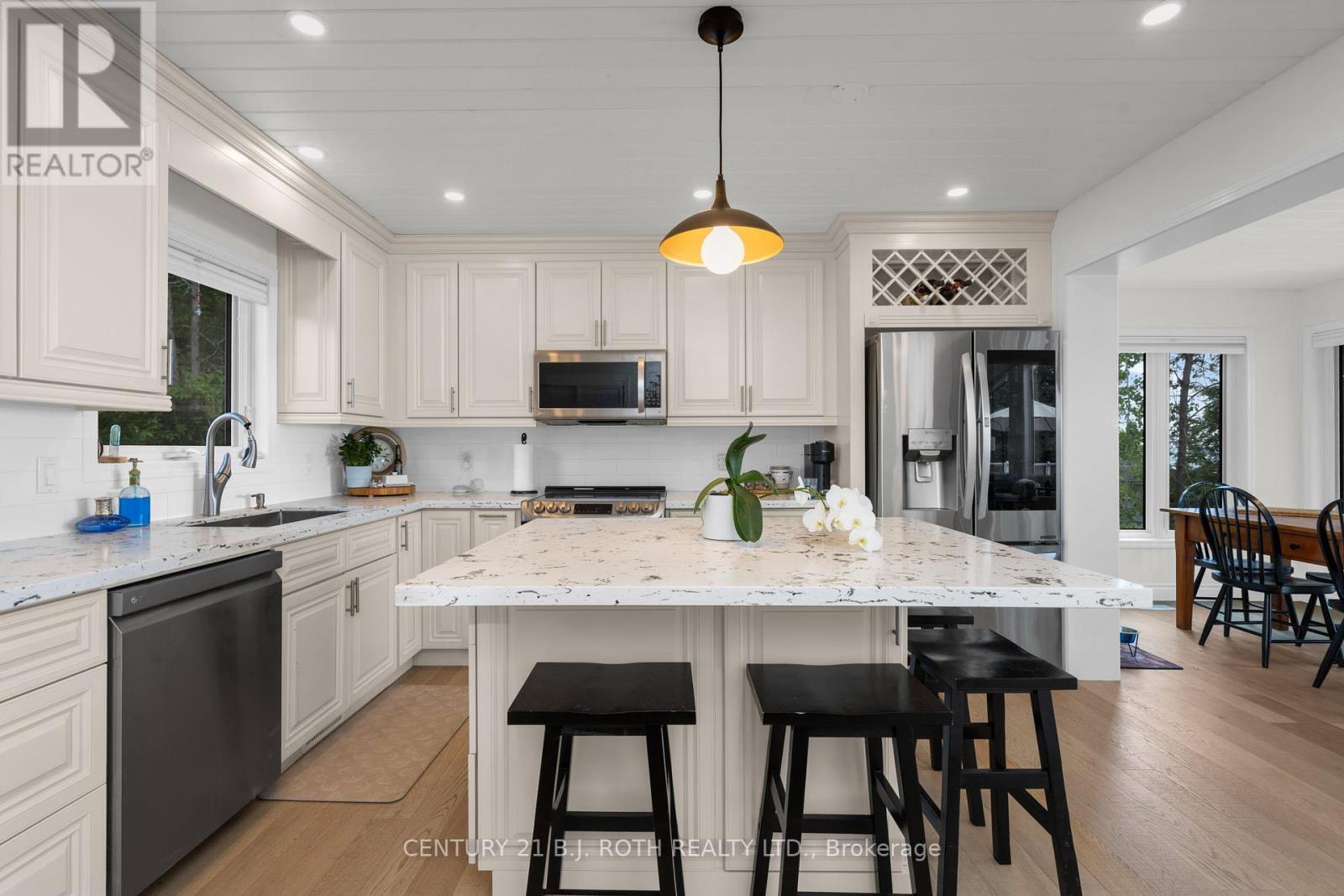 95 Lakeshore Road E, Oro-Medonte, Ontario  L0L 2E0 - Photo 6 - S12246991