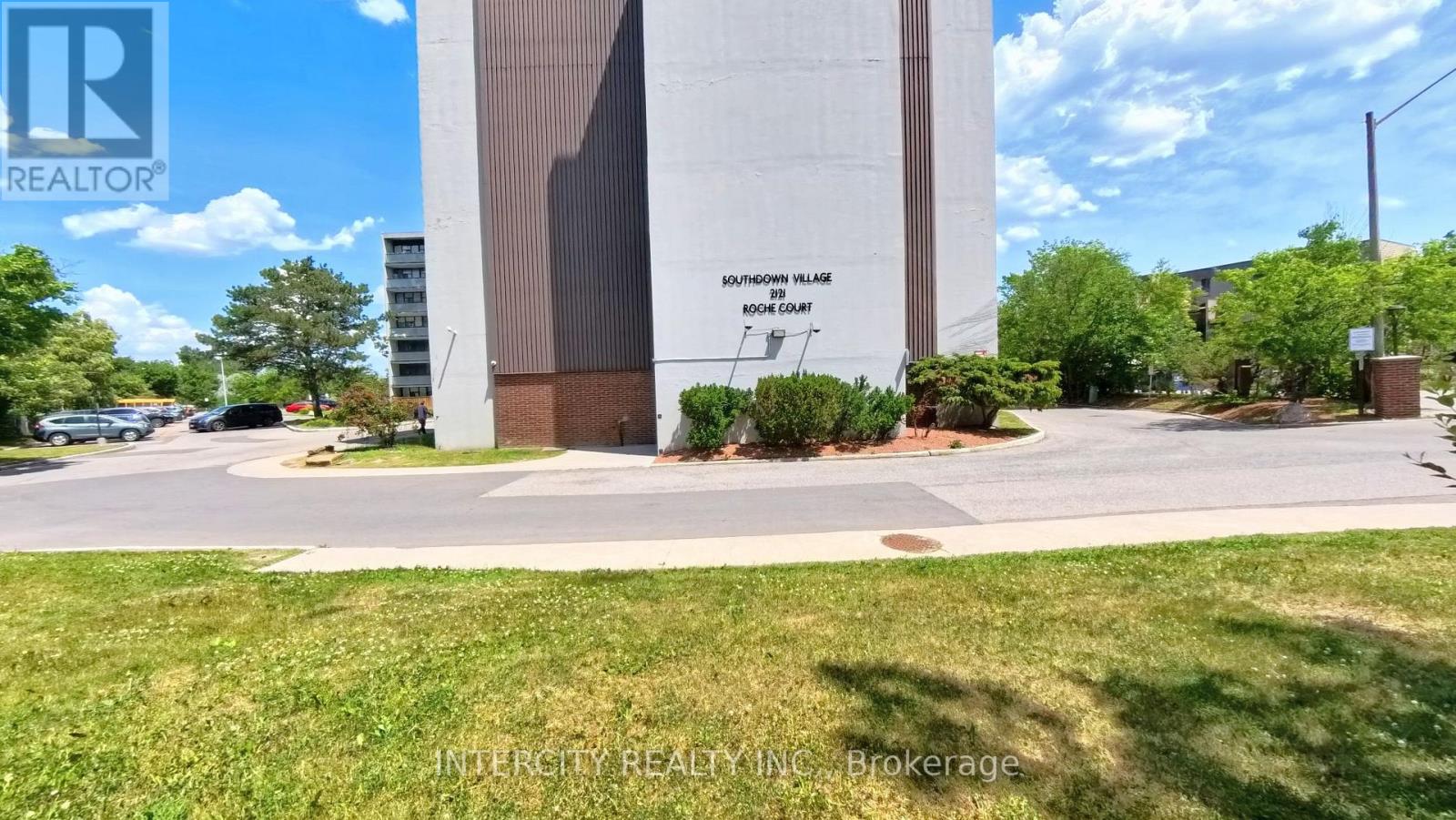 Property at 304 - 2121 ROCHE COURT image 2