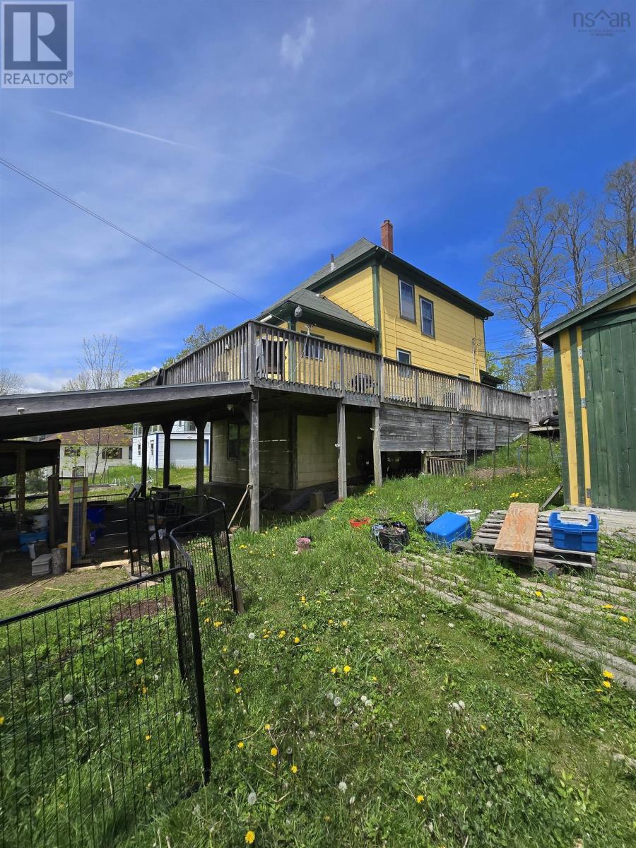 63 Elm Street, Bridgewater, Nova Scotia  B4V 2V5 - Photo 8 - 202512438