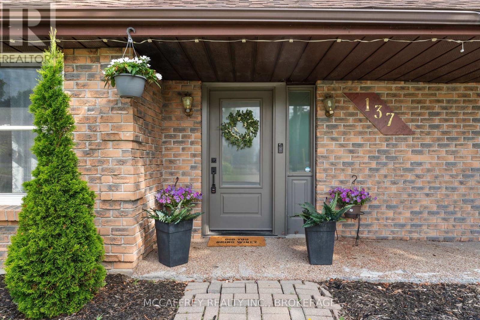 Property at 137 THOMAS STREET W image 3