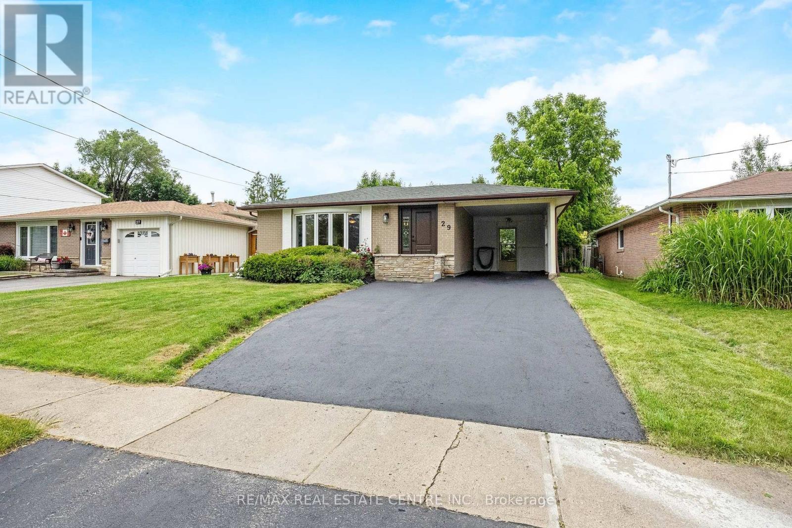 Property at 29 IRWIN CRESCENT image 3