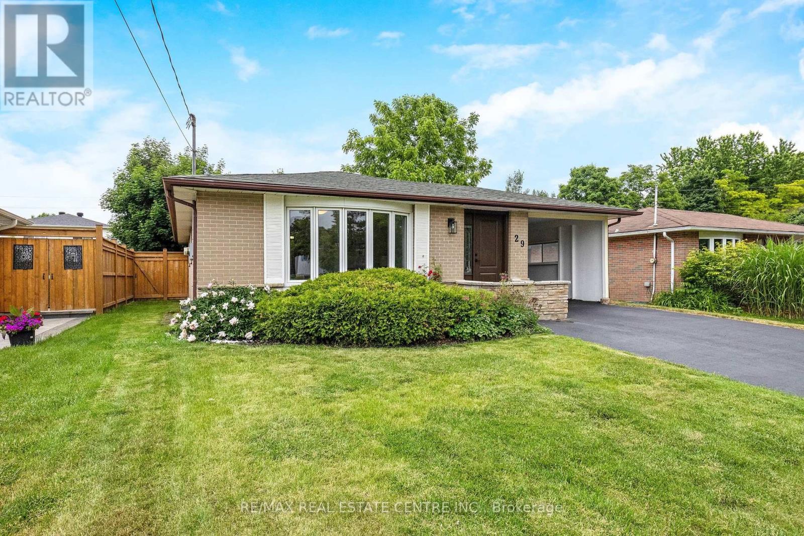 Property at 29 IRWIN CRESCENT image 4