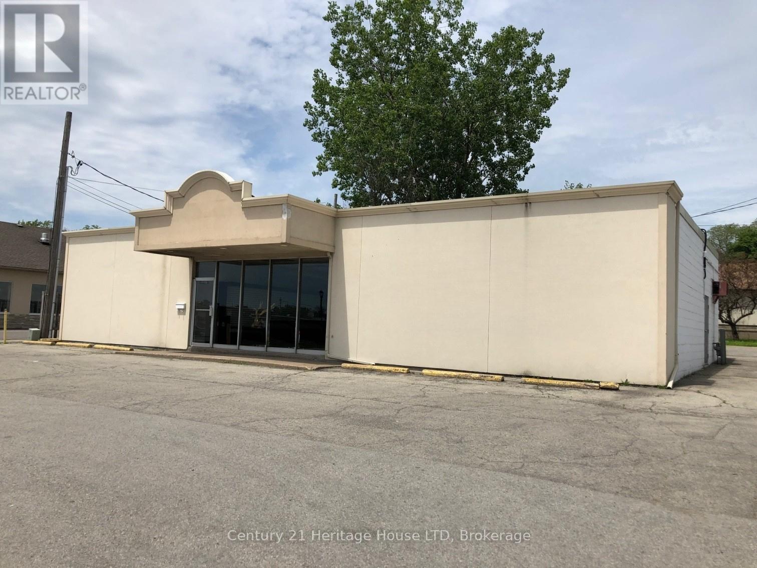 241 Garrison Road, Fort Erie, Ontario  L2A 1M9 - Photo 2 - X12247501