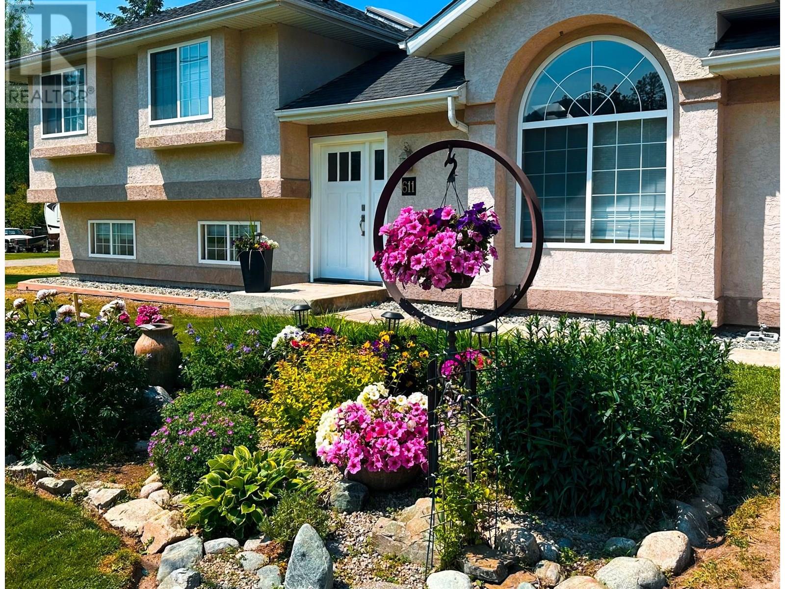611 GERTRUDE Street, Midway, British Columbia